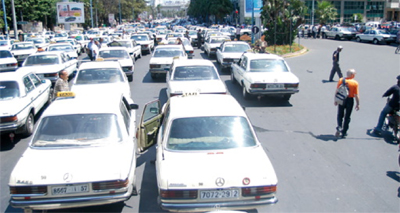 mercedes 240 grands taxis 27 ans un million de km au compteur et ce nest pas fini