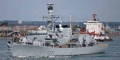 un navire de guerre britannique arrive a gibraltar sur fond de tensions