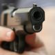 Un policier tire deux coups de feu pour arreter un suspect
