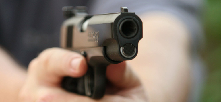 Un policier tire deux coups de feu pour arreter un suspect