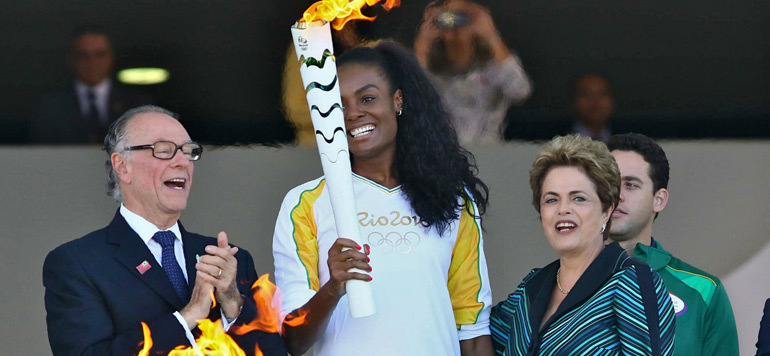 La flamme olympique arrive au Bresil