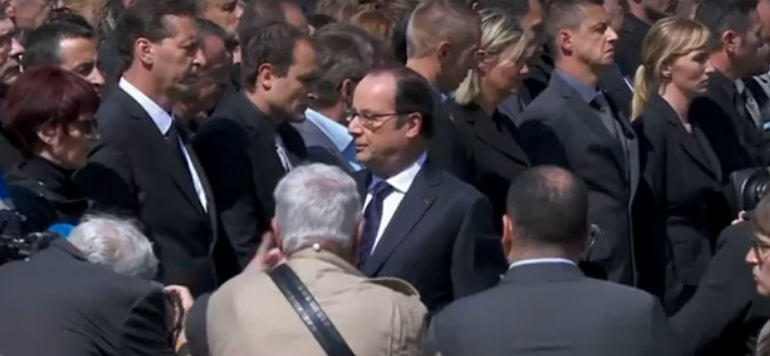Un policier refuse de serrer la main a Francois Hollande
