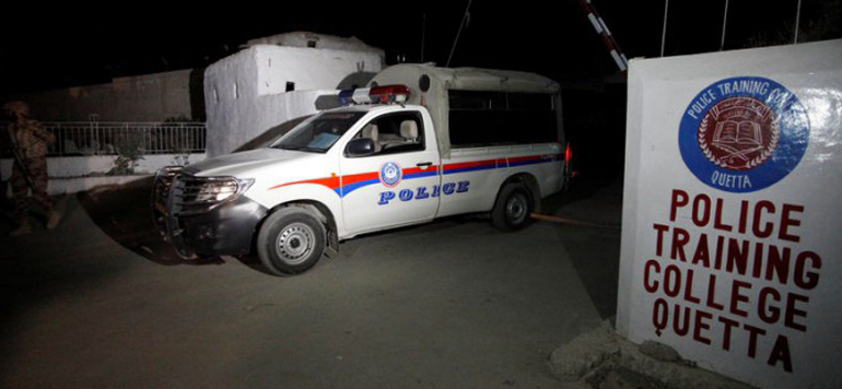 Pakistan 59 morts dans une attaque contre une ecole de police