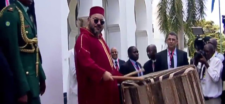 Roi Mohamed VI fait du tam tam avec le president tanzanien