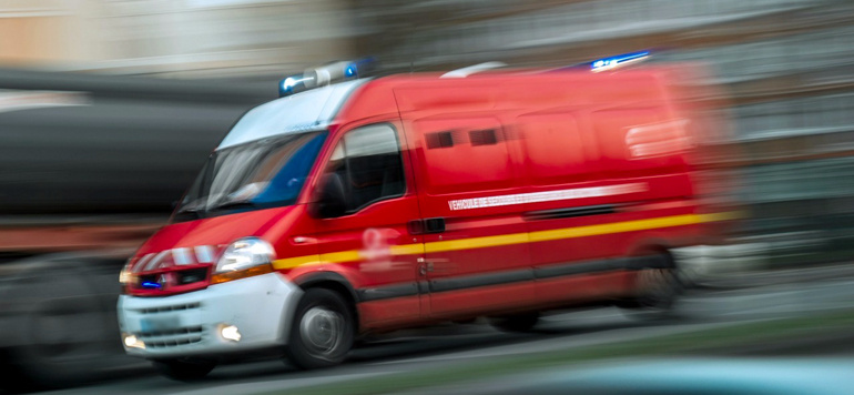 Un jeune simmole par le feu ambulance