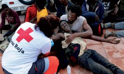 Des migrants a assaut de la barriere