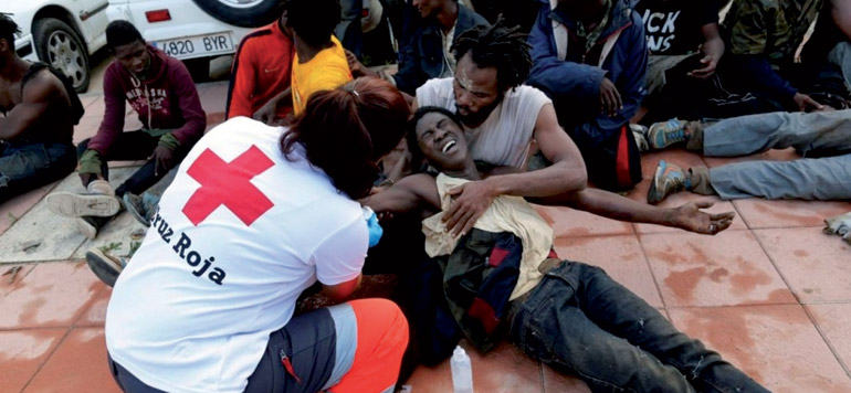 Des migrants a assaut de la barriere