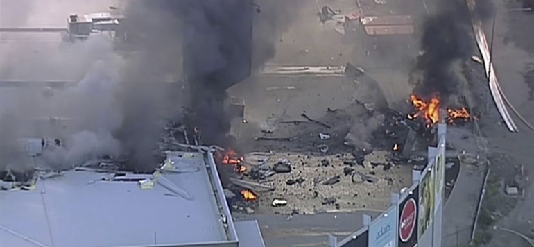 5 morts dans le crash dun avion sur un centre commercial