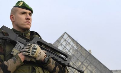 militaire agresse au Carousel du Louvre