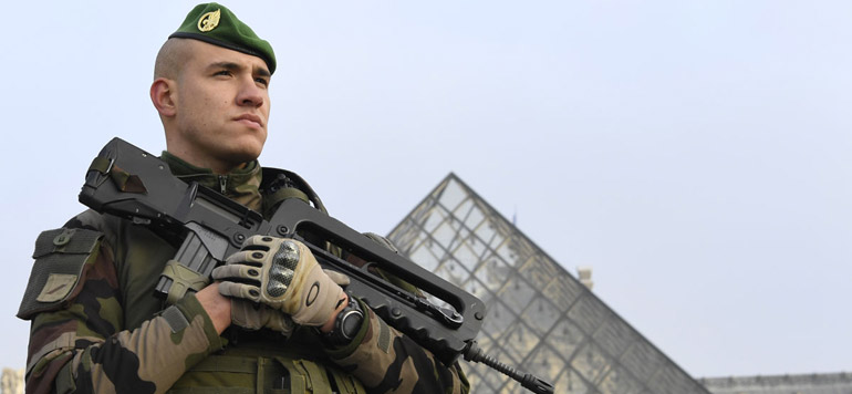 militaire agresse au Carousel du Louvre