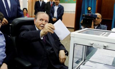 Bouteflika a vote en fauteuil roulant