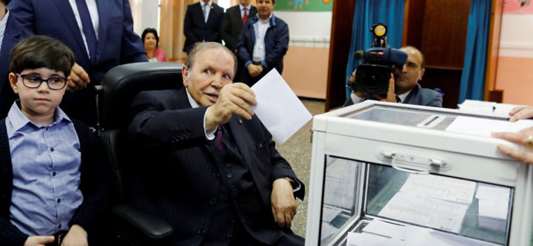 Bouteflika a vote en fauteuil roulant
