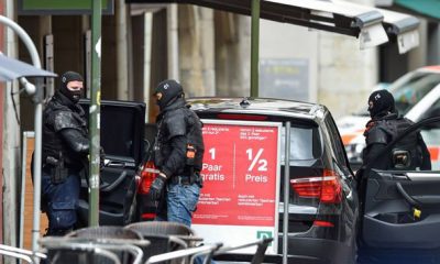 Suisse homme arme une tronconneuse