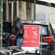 Suisse homme arme une tronconneuse