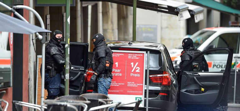 Suisse homme arme une tronconneuse