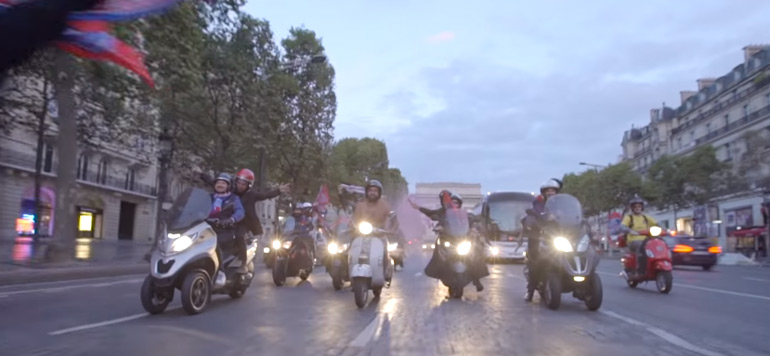 Nu sur son scooter apres la signature de Neymar et Mbappe