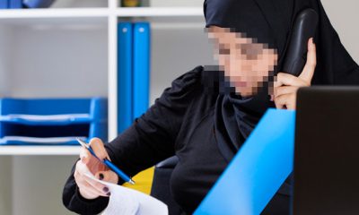femme voilee bureau