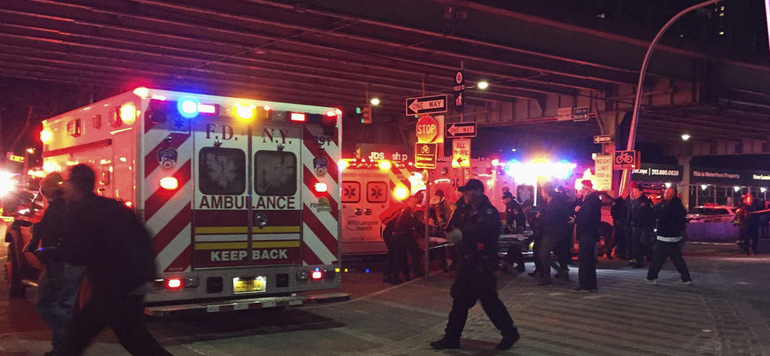 Au moins deux morts dans le crash dun helicoptere a New York