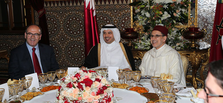 SM le Roi offre un diner ministre de lInterieur du Qatar