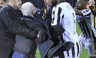 president du PAOK rentre sur la pelouse un pistolet a la ceinture