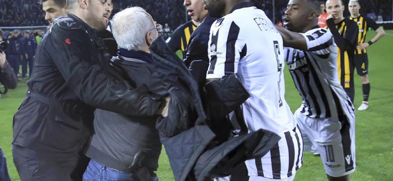 president du PAOK rentre sur la pelouse un pistolet a la ceinture