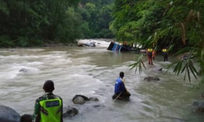 Indonésie: un bus chute dans un immense ravin