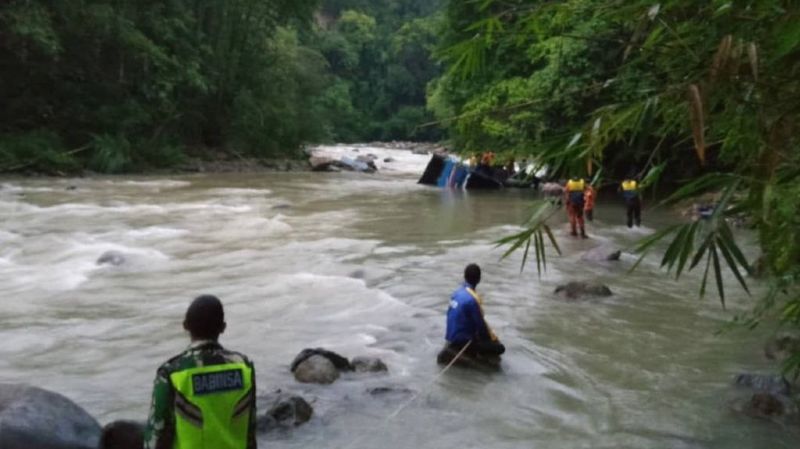 Indonésie: un bus chute dans un immense ravin