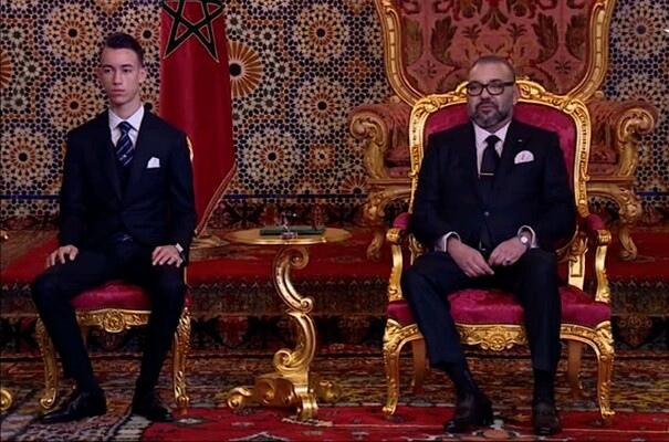 Sa Majesté le Roi Mohammed VI accompagné de SAR le Prince Héritier Moulay El Hassan.