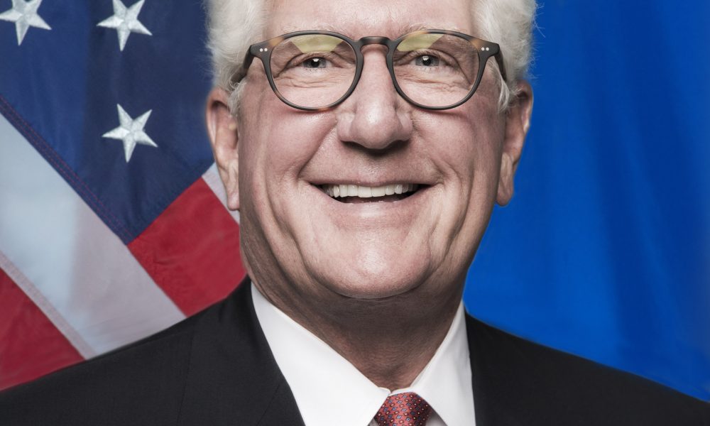L’ancien ambassadeur américain au Maroc David T. Fischer reçoit la « National Security Medal »
