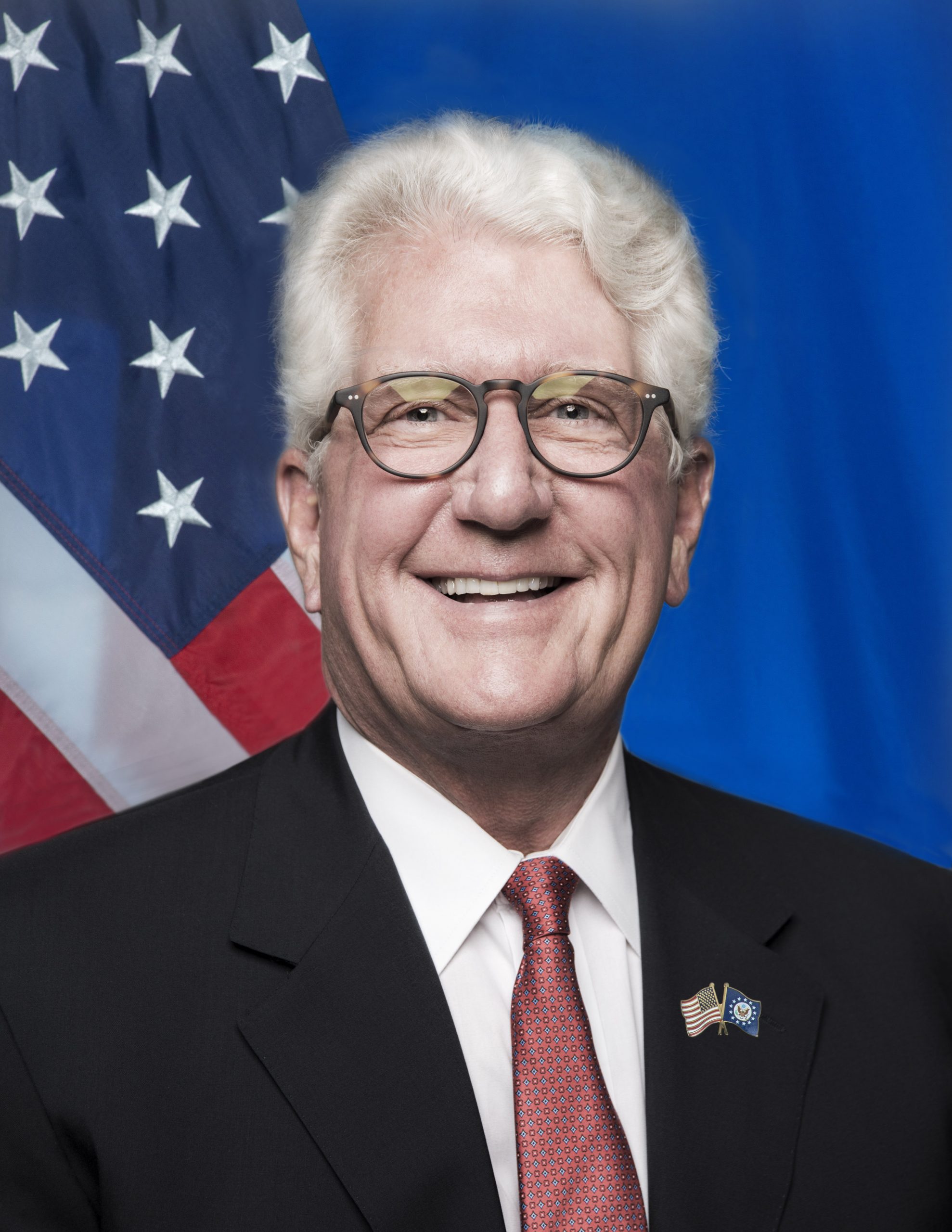 L’ancien ambassadeur américain au Maroc David T. Fischer reçoit la « National Security Medal »